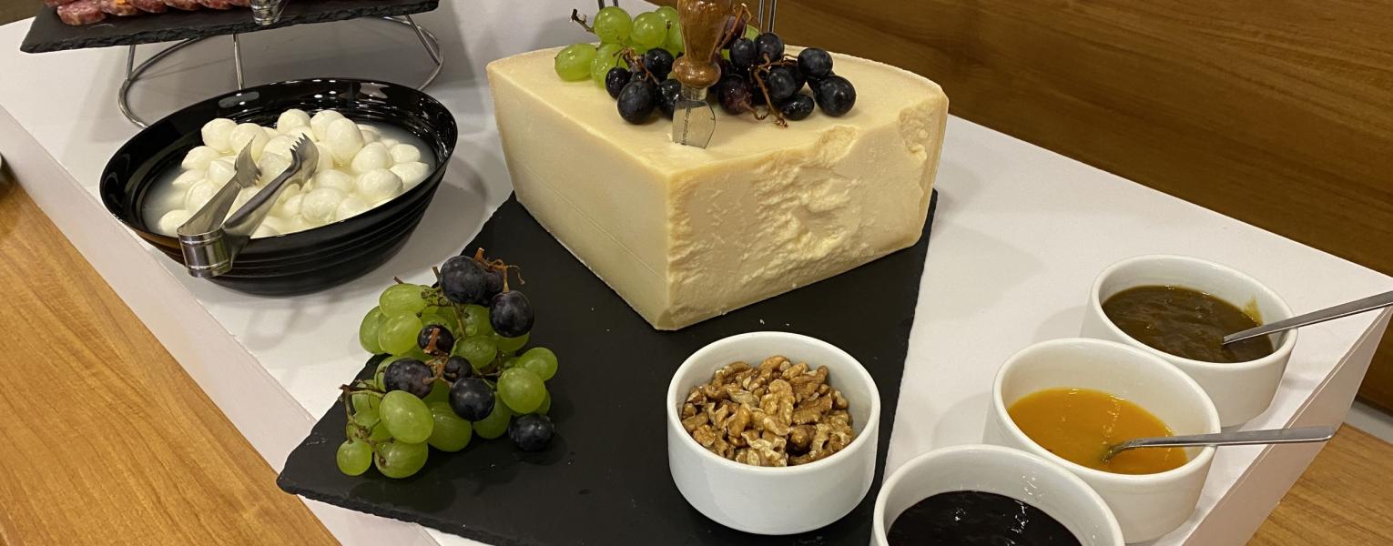 Buffet de fromages, charcuterie, fruits et sauces.