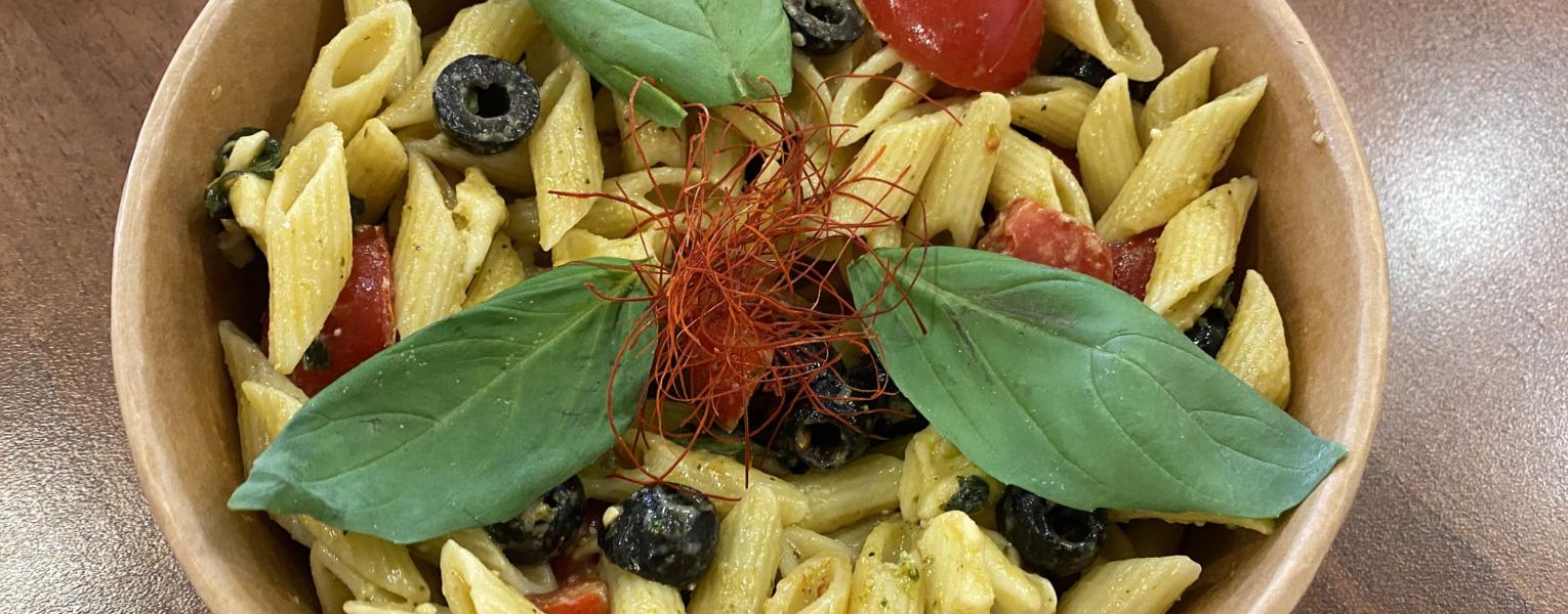 Pasta fredda con pomodori, olive e basilico.